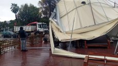 Ζημιές στην παραλία Μαραθώνα λόγω ισχυρών ανέμων – Έπεσαν σκέπαστρα και τέντες