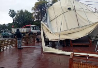 Ζημιές στην παραλία Μαραθώνα λόγω ισχυρών ανέμων – Έπεσαν σκέπαστρα και τέντες