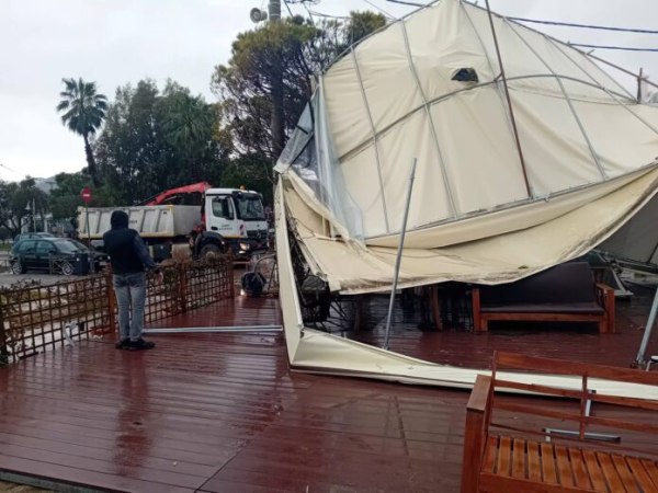 Ζημιές στην παραλία Μαραθώνα λόγω ισχυρών ανέμων – Έπεσαν σκέπαστρα και τέντες