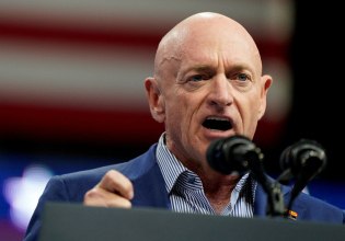 ΗΠΑ: Ο γερουσιαστής Μαρκ Κέλι μηνύει τον Πιτ Χέγκσεθ που τον κατηγορεί για «στάση»