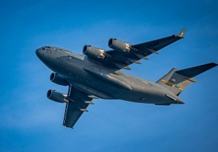 Αμερικανικά πολεμικά αεροσκάφη στη Βρετανία – Σενάρια για νέες στρατιωτικές επιχειρήσεις