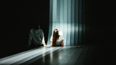 Τι μας κρατάει σε σχέσεις που ξέρουμε ότι έχουν τελειώσει;