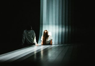 Τι μας κρατάει σε σχέσεις που ξέρουμε ότι έχουν τελειώσει;