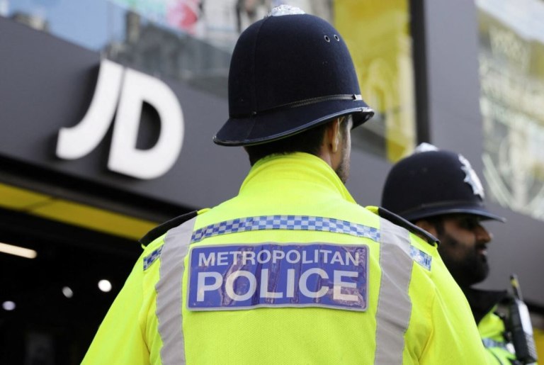 Η βρετανική αστυνομία σε αποσύνθεση – Δίνουν σήμα και όπλο ακόμα και σε βιαστές