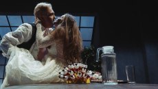 Μέχρι να σβήσουν τ’ άστρα: Οικογενειακά μυστικά, κρυμμένα συναισθήματα και παλιές πληγές