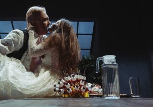 Μέχρι να σβήσουν τ’ άστρα: Οικογενειακά μυστικά, κρυμμένα συναισθήματα και παλιές πληγές