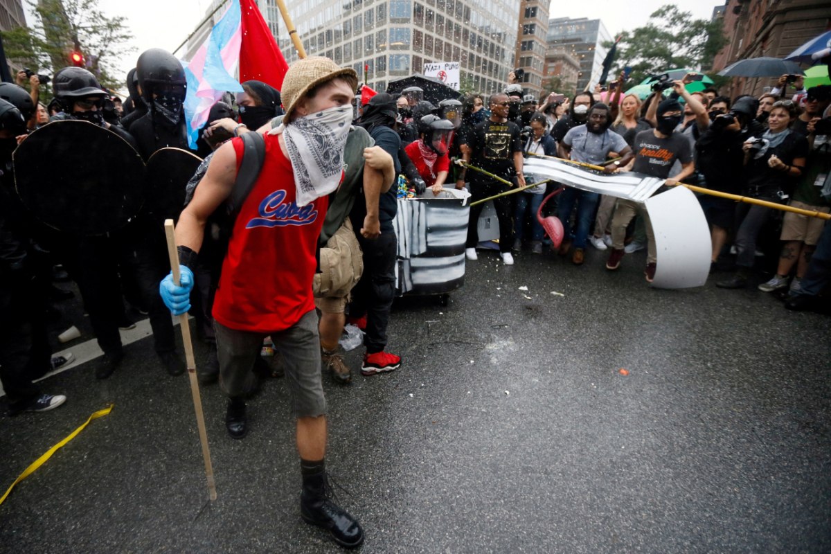 «Τα αρπακτικά δεν αξίζουν ανωνυμία» – Γιατί οι antifa της Αμερικής ξεσκεπάζουν τους πράκτορες της ICE