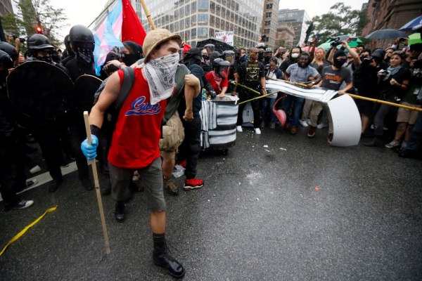 «Τα αρπακτικά δεν αξίζουν ανωνυμία» – Γιατί οι antifa της Αμερικής ξεσκεπάζουν τους πράκτορες της ICE