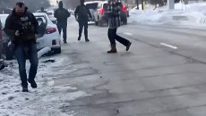 Μινεάπολη: H στιγμή που ο πράκτορας της ICE που σκότωσε την 37χρονη φεύγει ατάραχος, κοιτάζοντας το κινητό του