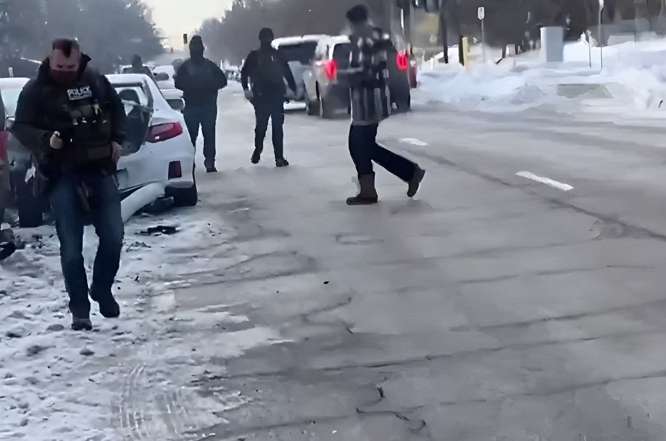 Μινεάπολη: H στιγμή που ο πράκτορας της ICE που σκότωσε την 37χρονη φεύγει ατάραχος, κοιτάζοντας το κινητό του