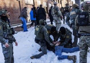 H ICE στην Μινεάπολη μπήκε σε λύκειο, έριξε δακρυγόνα και συνέλαβε καθηγητές αμέσως μετά τον φόνο της 37χρονης