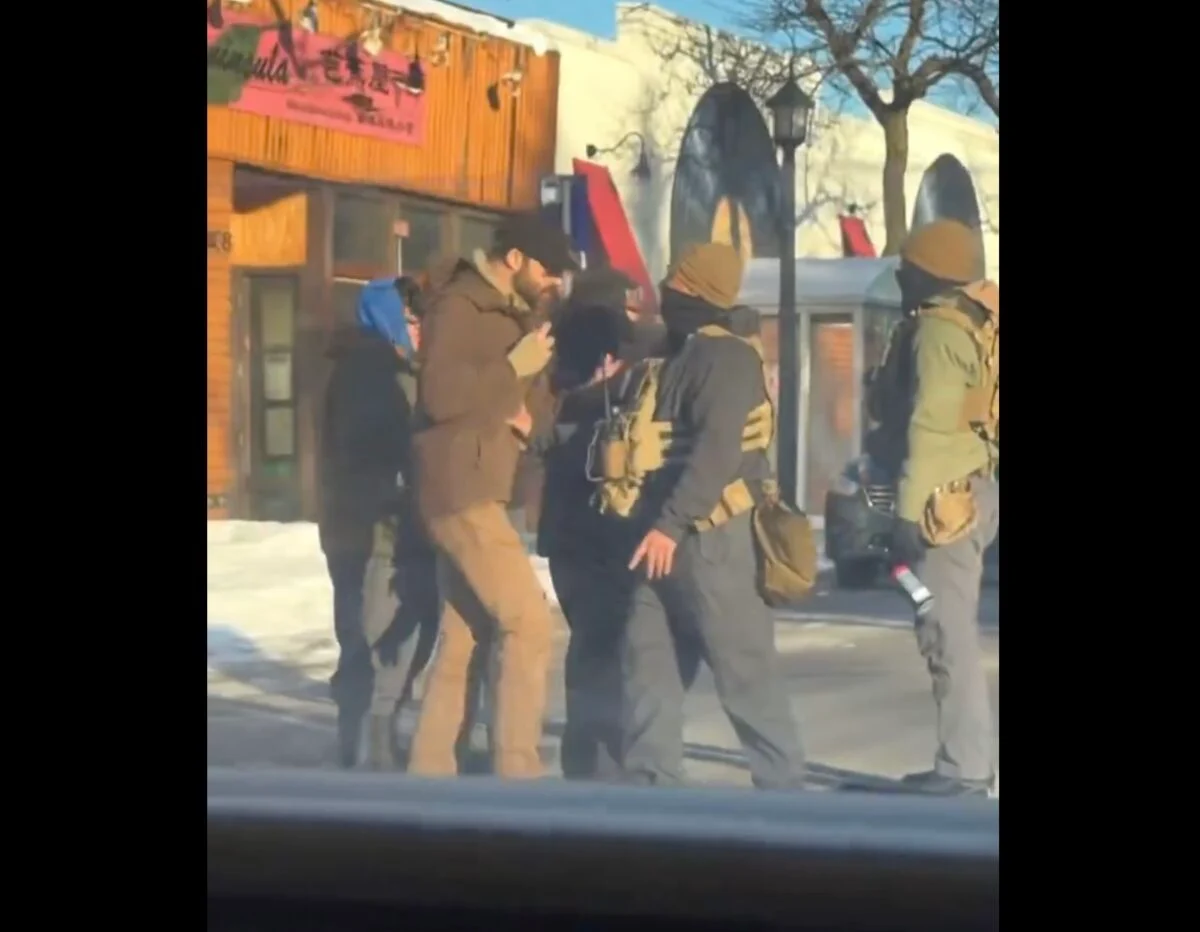 Μινεάπολη: Νέο βίντεο αμφισβητεί τους ισχυρισμούς της ICE – Το θύμα κρατούσε… κινητό και όχι όπλο