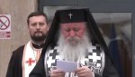 Τρισάγιο στη Ρουμανία: «Λύγισε» ο μητροπολίτης τη στιγμή που διάβαζε τα ονόματα των 7 νεκρών οπαδών του ΠΑΟΚ