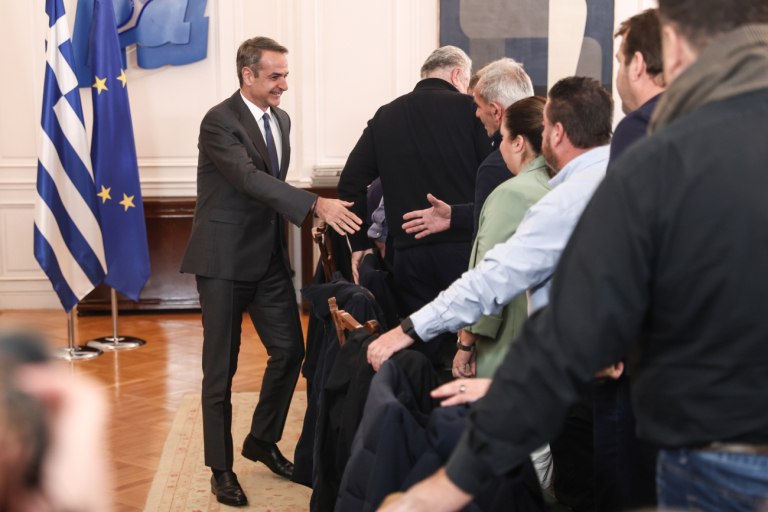 Μπλόκα: «Τυράκια» από τον πρωθυπουργό στη συνάντηση με τους δικούς του… «πρόθυμους» – Η επόμενη ημέρα