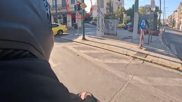 Παραβίαζε κόκκινα, STOP και έκανε επικίνδυνους ελιγμούς με τη μηχανή… για βίντεο στο TikTok