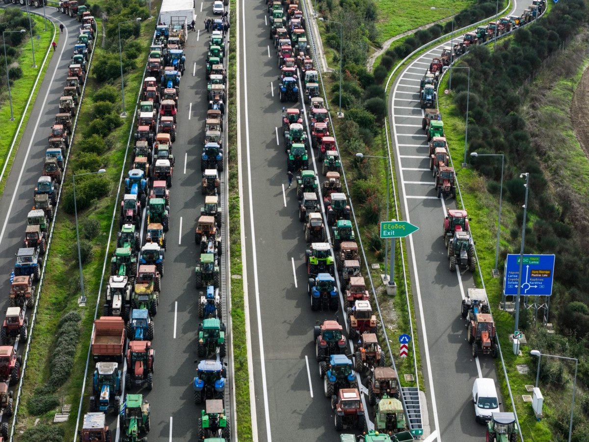 Μαξίμου: Με απειλή κυρώσεων και μετωπικές επιθέσεις κλιμακώνει τη σύγκρουση με τους αγρότες – Το αγροτικό μέτωπο «παγώνει» τον ανασχηματισμό