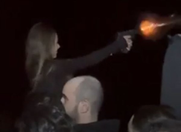 Στο μικροσκόπιο της ΕΛ.ΑΣ. βίντεο με την αστυνομικό Έλενα Μπόμπου να πυροβολεί άσκοπα σε γλέντι