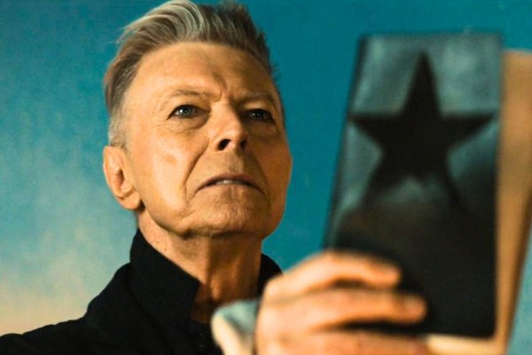 Ντέιβιντ Μπόουι, προφήτης του χάους – Η μουσική θρησκεία του σε νέο βιβλίο