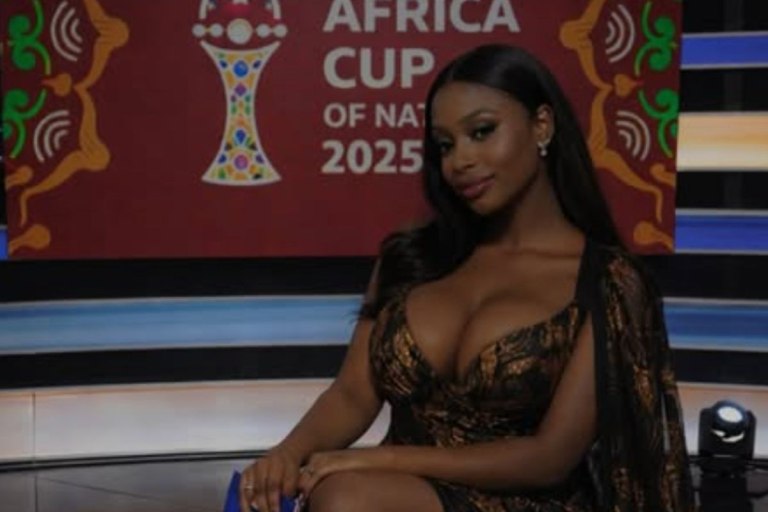 Η δημοσιογράφος που τρελαίνει κόσμο στο Κόπα Άφρικα: Ποια είναι η πανέμορφη, Ναόμι Σμιθ (pics)