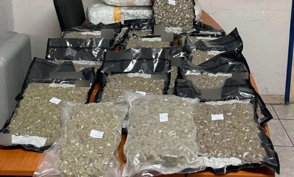 Εντοπίστηκε όχημα στην Ομόνοια με 45 κιλά κάνναβης – Έκρυβαν τα ναρκωτικά σε στούντιο ηχογράφησης