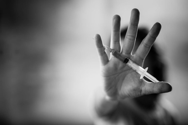 «Μέσα γίνεται απεξάρτηση κι απ’ έξω εμπόριο» – Σε 5 δομές λειτουργεί «πιάτσα»