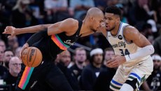 NBA: Υπό διάλυση οι Μπακς, νέα βαριά ήττα από τους Σπερς