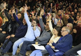 Νέα Αριστερά: Γλίτωσε τη ρήξη – Χωρίς αναφορά στον Τσίπρα η απόφαση του Συνεδρίου