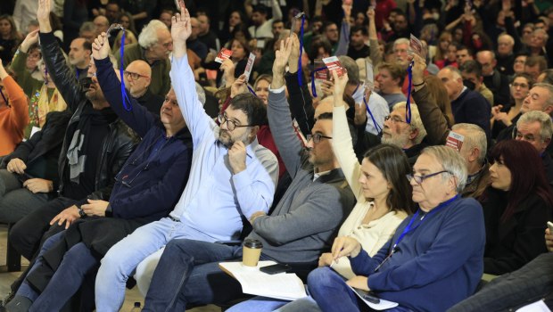 Νέα Αριστερά: Γλίτωσε τη ρήξη – Χωρίς αναφορά στον Τσίπρα η απόφαση του Συνεδρίου