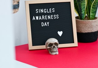 Θα είναι το 2026 η χρονιά της ύφεσης των σχέσεων; Πώς η άνοδος των singles αλλάζει τον κόσμο μας