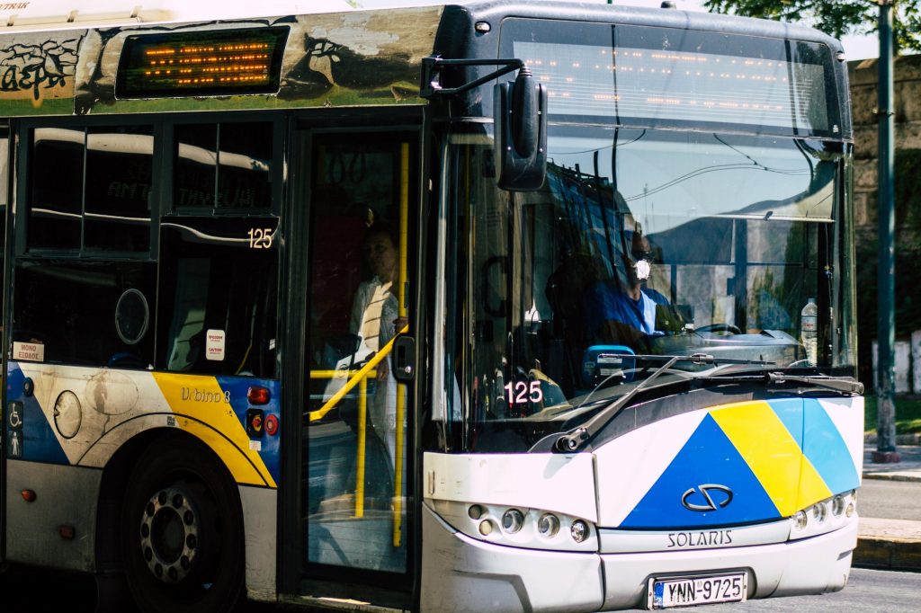 «Ηλεκτρονικός επόπτης» στα λεωφορεία της ΟΣΥ – Πώς θα παρακολουθούνται οι οδηγοί