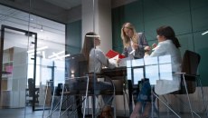 Ένας στους 4 Βρετανούς ανησυχεί ότι θα απολυθεί λόγω τεχνητής νοημοσύνης