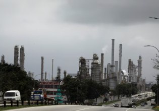 Βενεζουέλα: Οι τιμές του πετρελαίου υποχωρούν κατά σχεδόν 1% – Σε φάση αποτίμησης οι αγορές