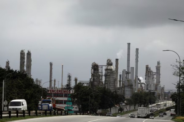 Βενεζουέλα: Οι τιμές του πετρελαίου υποχωρούν κατά σχεδόν 1% – Σε φάση αποτίμησης οι αγορές