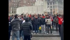 Ερυθρόλευκη… τρέλα: Κοκκινίζει το Άμστερνταμ – Χιλιάδες οπαδοί του Ολυμπιακού (vids)