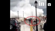 Παράλιο Άστρος: Λιμενικός παρασύρθηκε από τα τεράστια κύματα – Σοκάρει το βίντεο ντοκουμέντο