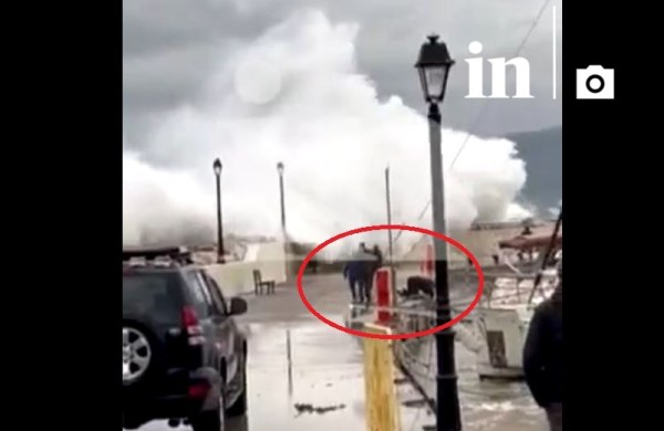 Παράλιο Άστρος: Λιμενικός παρασύρθηκε από τα τεράστια κύματα – Σοκάρει το βίντεο ντοκουμέντο