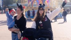 Η Πάρις Χίλτον αποχαιρετά το ξανθό και καλωσορίζει το καστανό χρώμα μαλλιών (για λίγο)