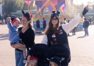 Η Πάρις Χίλτον αποχαιρετά το ξανθό και καλωσορίζει το καστανό χρώμα μαλλιών (για λίγο)