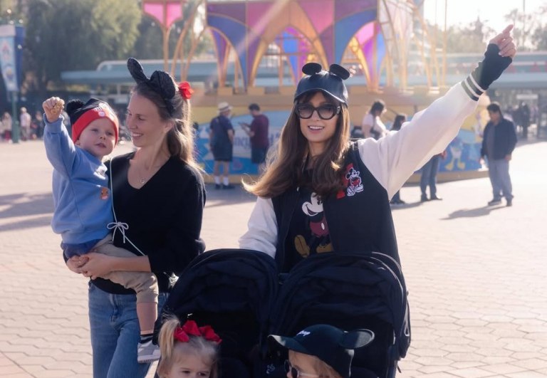 Η Πάρις Χίλτον αποχαιρετά το ξανθό και καλωσορίζει το καστανό χρώμα μαλλιών (για λίγο)