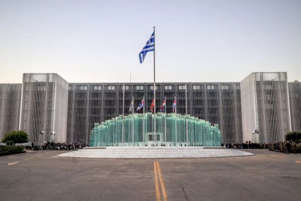 Το ΥΠΕΘΑ διαψεύδει δημοσιεύματα περί πώλησης του κτιρίου του Πολεμικού Ναυτικού στην πλατεία Κλαυθμώνος