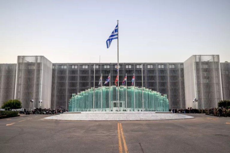 Το ΥΠΕΘΑ διαψεύδει δημοσιεύματα περί πώλησης του κτιρίου του Πολεμικού Ναυτικού στην πλατεία Κλαυθμώνος