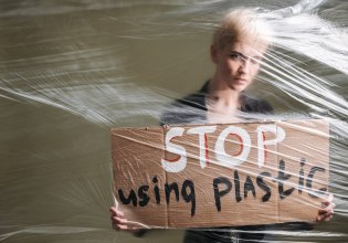 Οδηγός επιβίωσης από τα Μικροπλαστικά