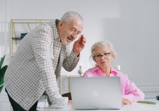 Συντάξεις: Πόσο λιγότερα χρήματα παίρνουν οι γυναίκες από τους άνδρες στην Ευρώπη – Το χάσμα παραμένει