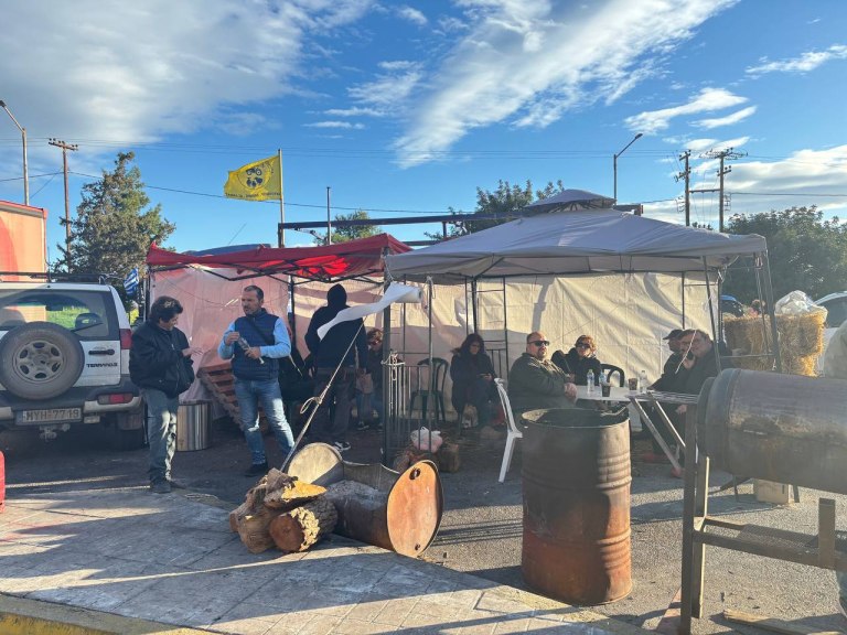 Αγρότες: Μπλόκο στην Υψηλή Γέφυρα Χαλκίδας από τους παραγωγούς της Εύβοιας – «Η κυβέρνηση ανακυκλώνει τα μέτρα»