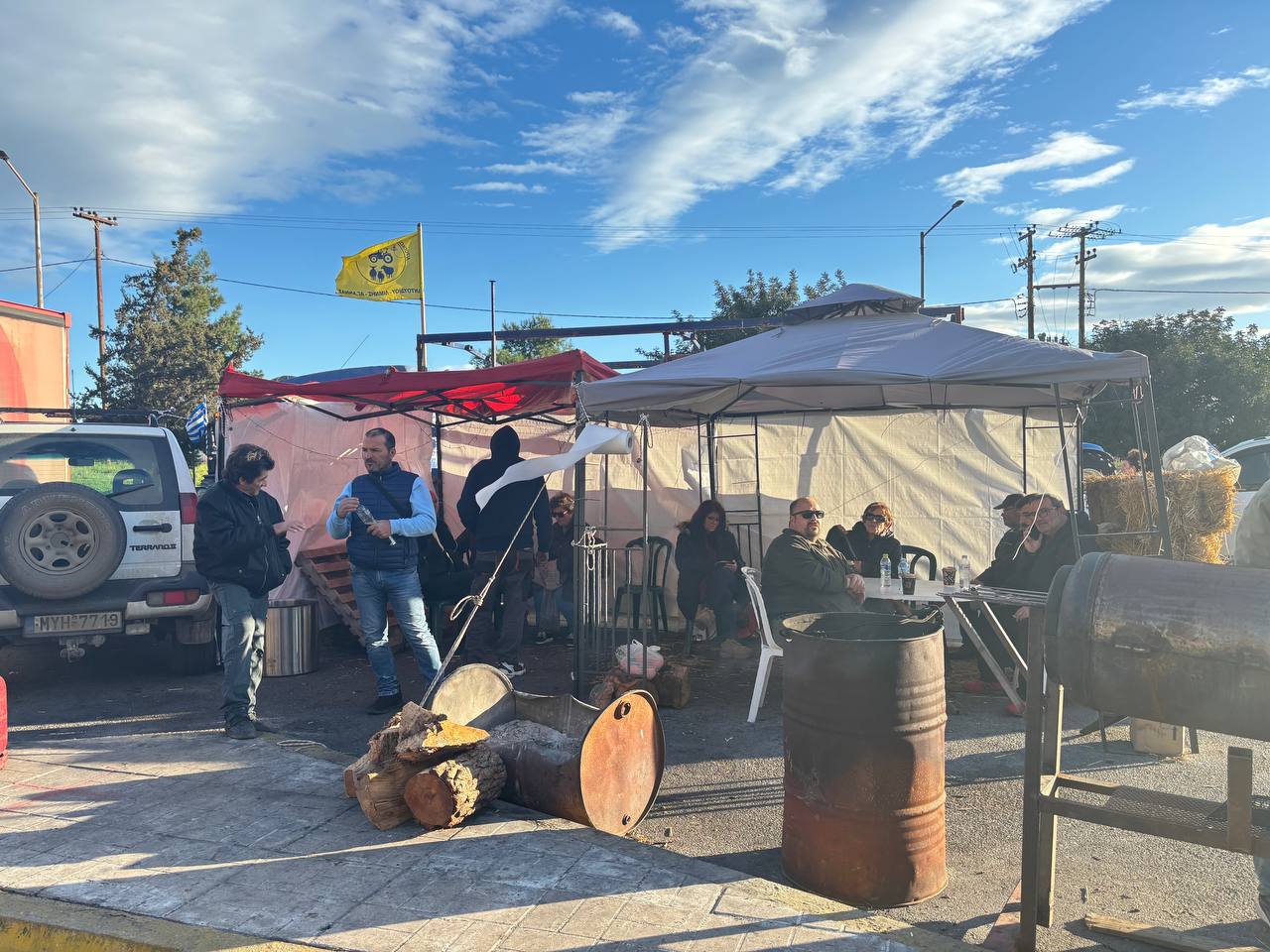 Αγρότες: Μπλόκο στην Υψηλή Γέφυρα Χαλκίδας από τους παραγωγούς της Εύβοιας – «Η κυβέρνηση ανακυκλώνει τα μέτρα»