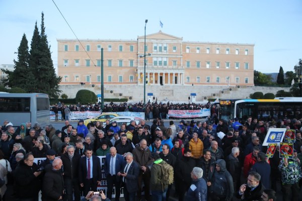 Συγκέντρωση στη Βουλή από εν ενεργεία και απόστρατους στρατιωτικούς κατά του νομοσχεδίου του υπουργείου Άμυνας