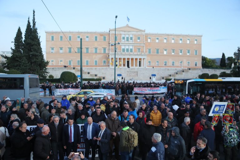 Συγκέντρωση στη Βουλή από εν ενεργεία και απόστρατους στρατιωτικούς κατά του νομοσχεδίου του υπουργείου Άμυνας
