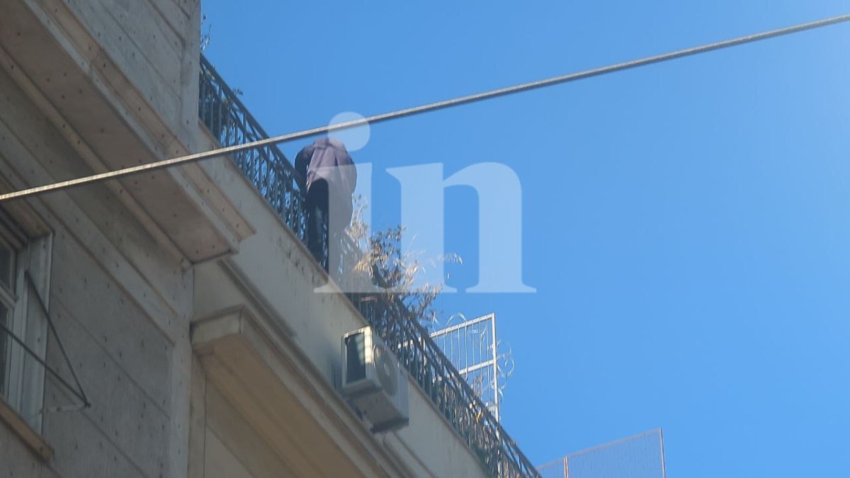 Άνδρας απειλεί να πέσει από την ταράτσα της Πολεοδομίας στην Αθήνα