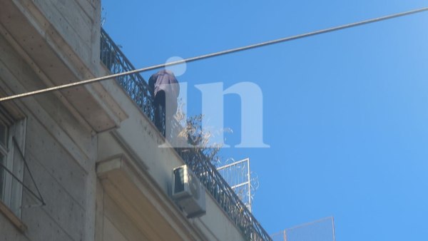 Λήξη συναγερμού για τον άνδρα που απειλούσε να πέσει από την ταράτσα της Πολεοδομίας στην Αθήνα