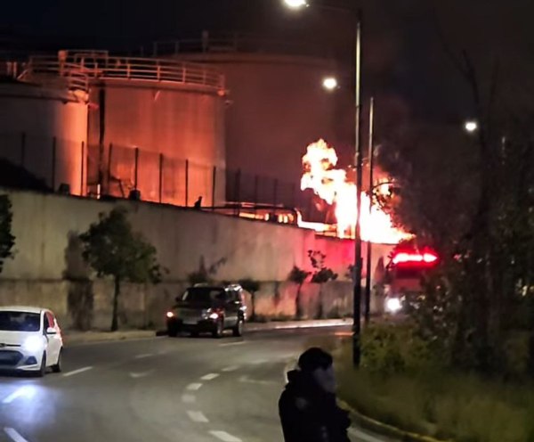 Φωτιά στα Καζάνια στο Πέραμα – «Κλείστε τα παράθυρα των σπιτιών σας»